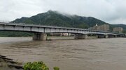 増水した長良川＝２６日午後２時ごろ、岐阜市の長良橋北詰