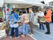 岐阜県人会のブースを訪れる人たち