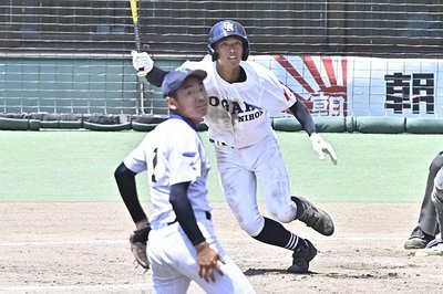 大垣日大×帝京大可児＝10回表、大垣日大は袴田の三塁打でさらに加点＝長良川