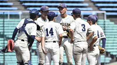 市岐阜商×岐阜各務野＝８回表１死一、三塁のピンチにエース平塚（中央）の周りに集まる市岐阜商ナイン＝長良川