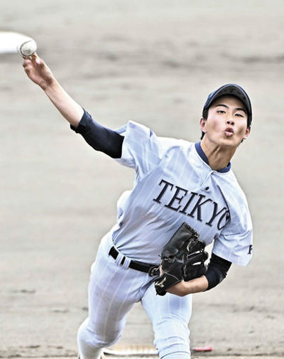 帝京大可児×大垣日大＝７回表、力投する帝京大可児のエース富田＝長良川（撮影・堀尚人）