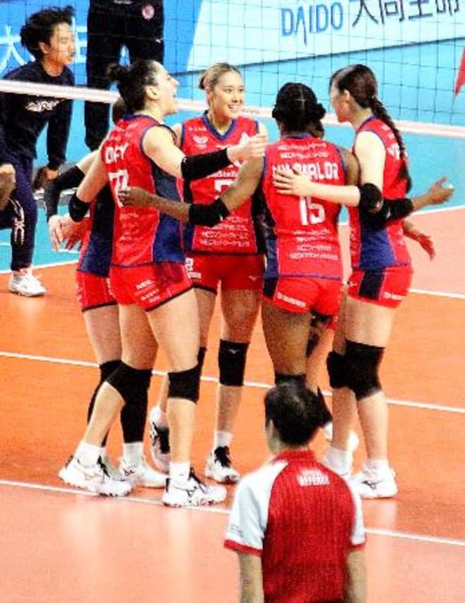 　バレーボールの全日本選手権の女子準決勝で、姫路からポイントを奪って喜ぶＮＥＣ川崎の選手たち＝京王アリーナＴＯＫＹＯ