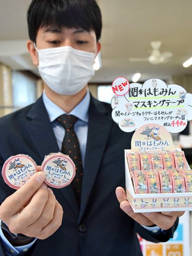 「関＊はもみん」のイラストをデザインしたご当地マスキングテープ＝関市小屋名、協同印刷
