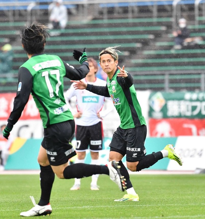 ＦＣ岐阜×岩手＝前半６分、先制ゴールを決めたＦＣ岐阜のＦＷ藤岡＝長良川競技場