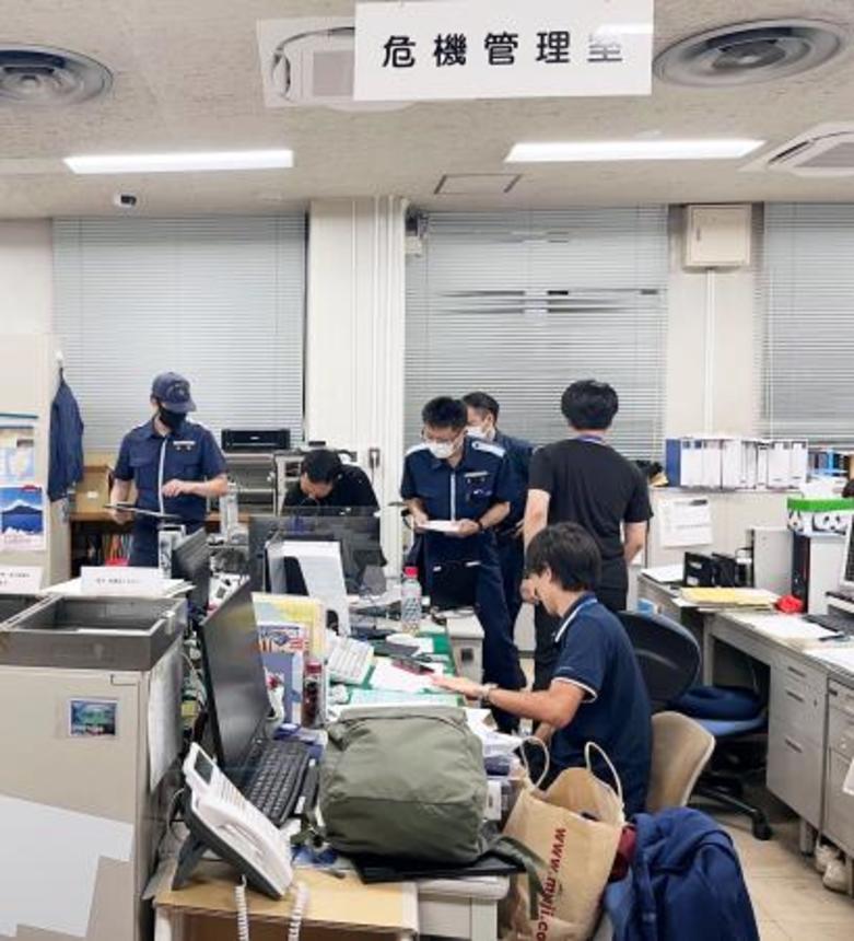 　鹿児島市にある十島村役場で対応に追われる職員ら＝３日午後７時６分