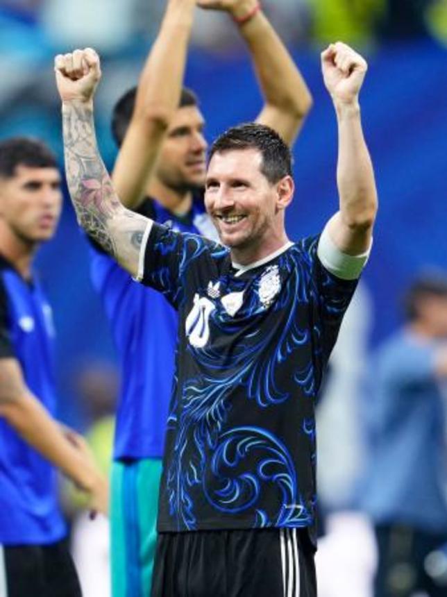 　イングランドに勝利し、ガッツポーズで喜ぶアルゼンチンのメッシ＝アトランタ（共同）
