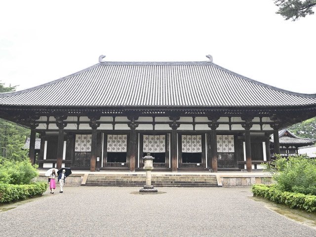 平成の大修理を経た現在の金堂。建物も国宝に指定されている＝７月、奈良市、唐招提寺