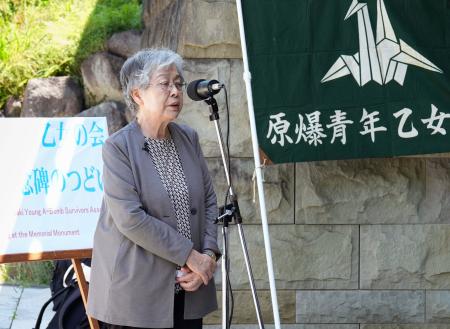 　「長崎原爆青年乙女の会」の集会で話す横山照子さん＝１７日午前、長崎市
