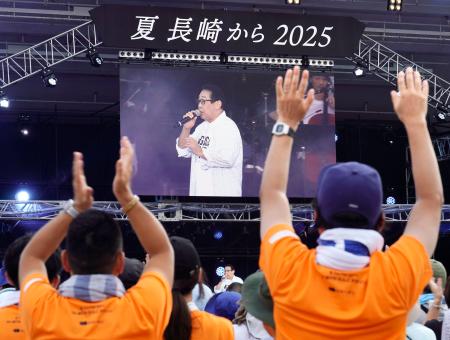 　コンサートで歌うさだまさしさん＝６日午後、長崎市