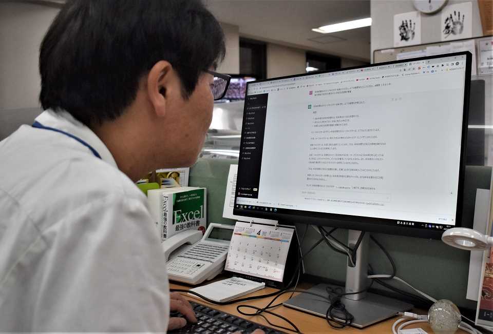 チャットＧＰＴの機能を検証する本紙記者＝岐阜新聞社
