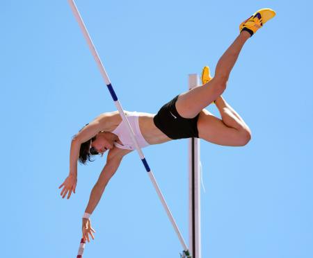 　女子棒高跳び　４メートル５０をクリアする諸田実咲。日本新記録で優勝＝ヤンマースタジアム長居