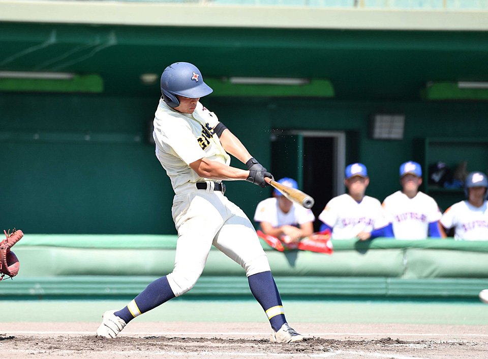 市岐阜商×県岐阜商＝２回表市岐阜商１死一塁、横山がチーム初安打を放つ＝長良川