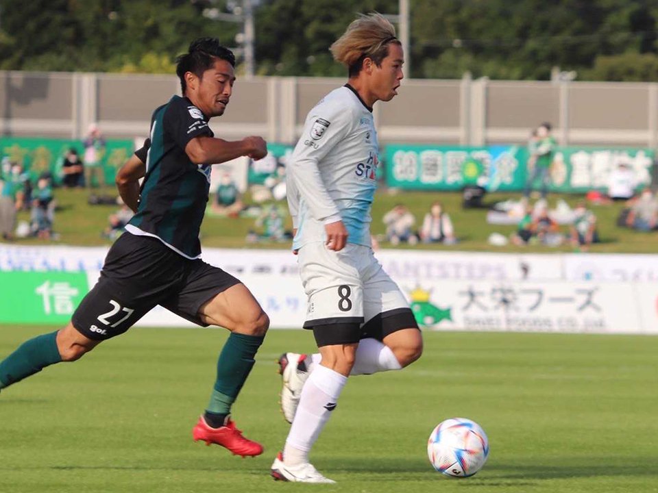 相模原×ＦＣ岐阜＝スピードやテクニックを生かして相手ＤＦを振り切るＦＣ岐阜の窪田＝相模原ギオンスタジアム