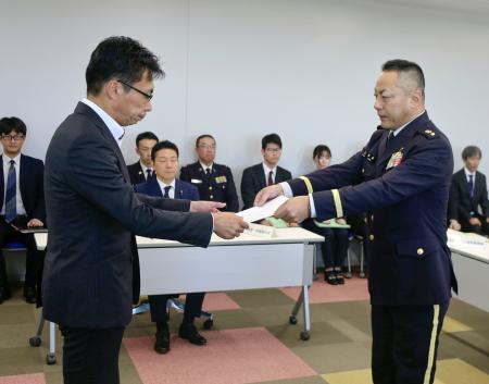 　滋賀県高島市の今城克啓市長（左）に要請書を手渡す陸上自衛隊中部方面総監の遠藤充陸将＝３０日午後、高島市役所