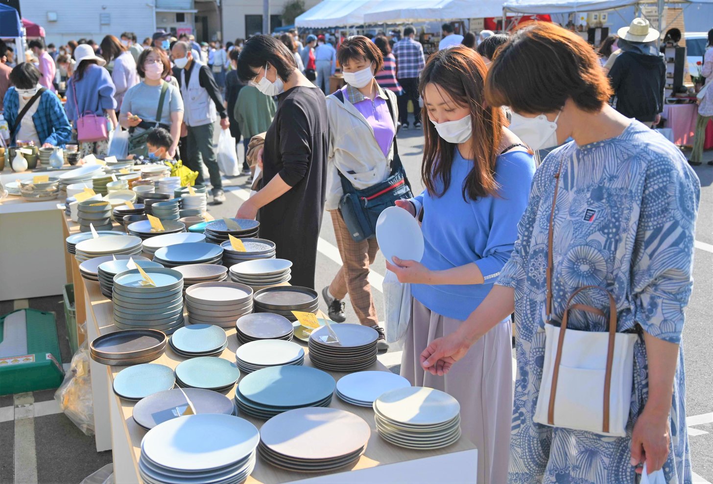 汗ばむ陽気の中、大勢の買い物客でにぎわう廉売市の会場＝９日午後３時６分、多治見市本町
