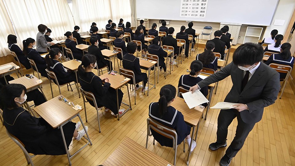 公立高校入試の会場で、問題の配布を待つ受験生たち＝３日午前９時１５分、岐阜市則武清水、岐阜北高校