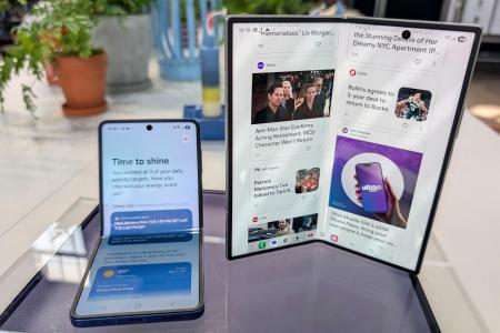 　韓国サムスン電子の折りたたみ型の新型スマートフォン２機種＝８日、米ニューヨーク（共同）
