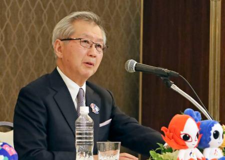 　名古屋市で記者会見する中部経済連合会の勝野哲会長＝２０日午後