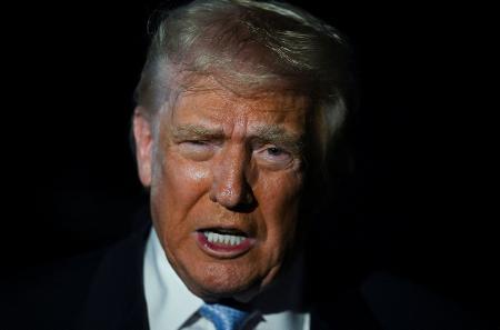 　１６日、米フロリダ州で、記者団に話すトランプ大統領（ロイター＝共同）