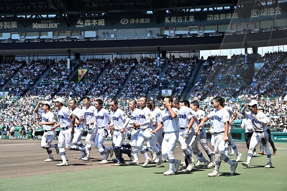 準決勝で日大三に敗れ、応援席にあいさつに向かう県岐阜商ナイン＝２１日午前、兵庫県西宮市、甲子園球場