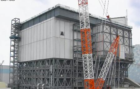 　大型カバーに覆われた東京電力福島第１原発１号機＝１１月２５日（同社提供）