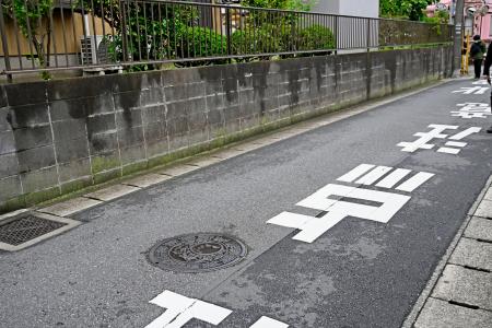 　高橋八生さんが路上に倒れているのが見つかった現場周辺＝１２日午前、千葉市若葉区若松町