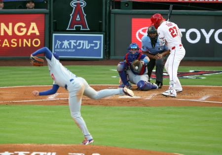 　エンゼルス戦の１回、トラウトを見逃し三振に仕留めたドジャース・大谷＝アナハイム（共同）