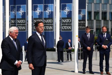 　旧西ドイツのＮＡＴＯ加盟７０年を記念する式典に出席したルッテ事務総長（左から２人目）とドイツのシュタインマイヤー大統領（左端）＝２８日、ブリュッセル（ロイター＝共同）