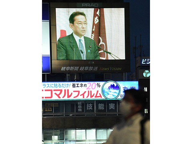 自民党の岸田文雄新総裁による就任後初の記者会見を映す電光掲示板＝２９日午後６時４分、岐阜市橋本町、ＪＲ岐阜駅前