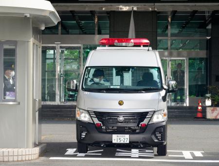 　送検のため神奈川県警本部を出る白井秀征容疑者を乗せた車両＝５日午前８時４８分
