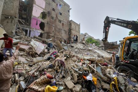 　建物の倒壊現場で捜索活動をする救助隊員＝４日、パキスタン・カラチ（ＡＰ＝共同）