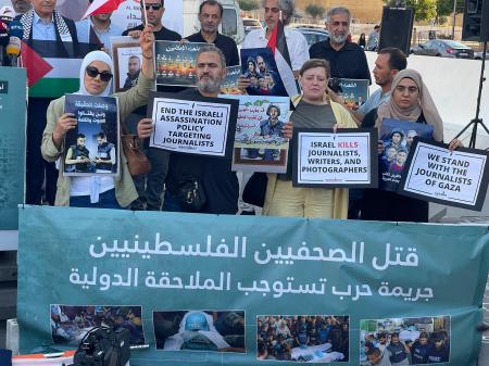 　殺害されたジャーナリストの写真を掲げイスラエルに抗議する人たち＝１日、レバノン・ベイルート（ゲッティ＝共同）