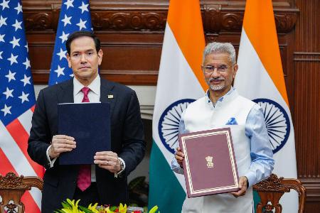 　写真撮影に応じるルビオ米国務長官（左）とインドのジャイシャンカル外相＝２６日、ニューデリー（ルビオ氏のＸから、共同）