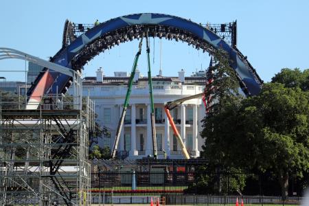 　ホワイトハウスの南庭で建設中のＵＦＣ特設会場＝２９日、ワシントン（ＡＰ＝共同）