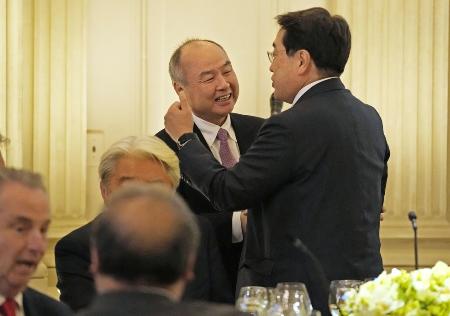 　ホワイトハウスで行われた夕食会に参加したソフトバンクグループの孫正義会長兼社長（左）＝１９日、ワシントン