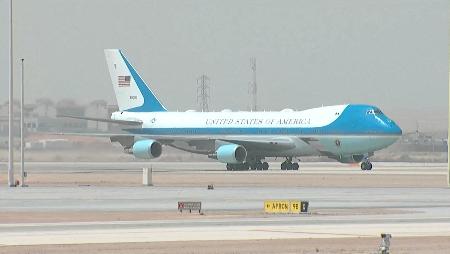 　トランプ米大統領が乗る大統領専用機エアフォースワン＝１３日、サウジアラビア・リヤド（サウジテレビ提供・ロイター＝共同）