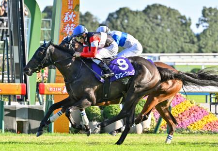 　第３１回秋華賞でゴールする優勝したモンローウォーク＝京都競馬場