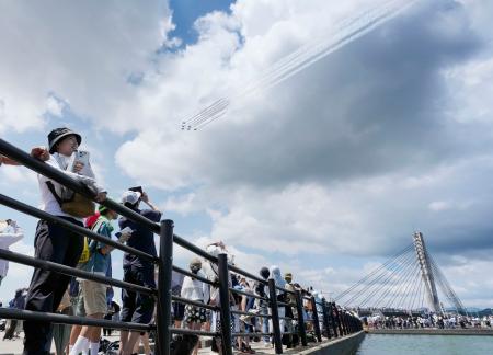 　富山県氷見市上空を飛行する航空自衛隊の「ブルーインパルス」。能登半島地震の被災者を元気づけようと実施された＝２日午後