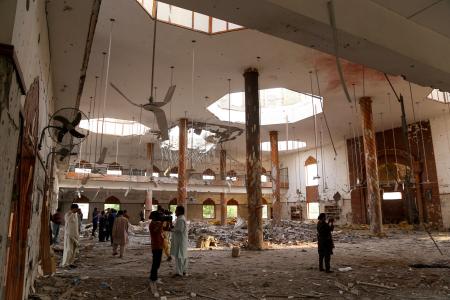 　インドの攻撃を受けた建物の内部を撮影する報道関係者＝７日、パキスタン・バハワルプル（ロイター＝共同）