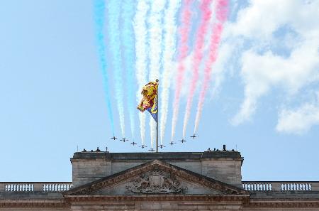 　チャールズ国王の誕生日祝賀行事でバッキンガム宮殿の上空を通過する空軍のアクロバット飛行隊「レッドアローズ」＝１４日、ロンドン（ロイター＝共同）