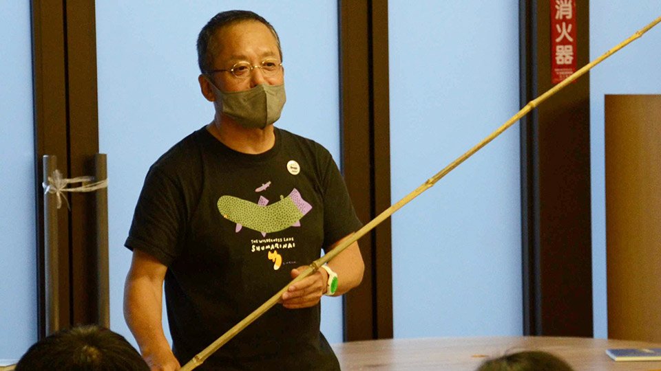 自身初の児童文学「黄色い竜」について思いを語る村上康成さん＝中津川市本町、市立図書館