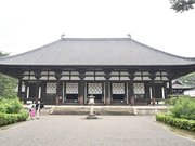 平成の大修理を経た現在の金堂。建物も国宝に指定されている＝７月、奈良市、唐招提寺