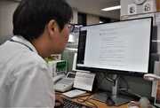 チャットＧＰＴの機能を検証する本紙記者＝岐阜新聞社