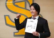 　契約更改し、記者会見でポーズをとるソフトバンク・周東＝２３日、みずほペイペイドーム