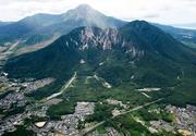 　表層部分が剥がれる被害が広範囲で確認された長崎県島原市の眉山＝２９日午後１時３２分（共同通信社ヘリから）