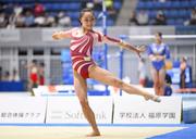 　女子個人総合で初優勝した岡村真の床運動＝アリーナ立川立飛