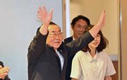 瑞浪市長選で５選を果たし支持者に応える水野光二氏＝９日午後１０時１５分、瑞浪市明世町