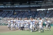準決勝で日大三に敗れ、応援席にあいさつに向かう県岐阜商ナイン＝２１日午前、兵庫県西宮市、甲子園球場