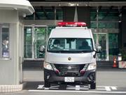 　送検のため神奈川県警本部を出る白井秀征容疑者を乗せた車両＝５日午前８時４８分