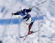 　女子スロープスタイル予選　ジャンプする古賀結那＝リビーニョ（共同）